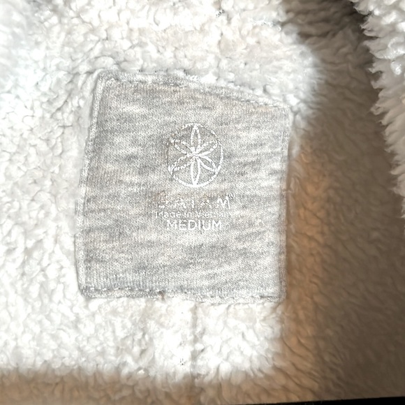 💙Gaiam M Light gray and cream w/sherpa-like lining open cardigan wrap. EUC - Picture 3 of 5